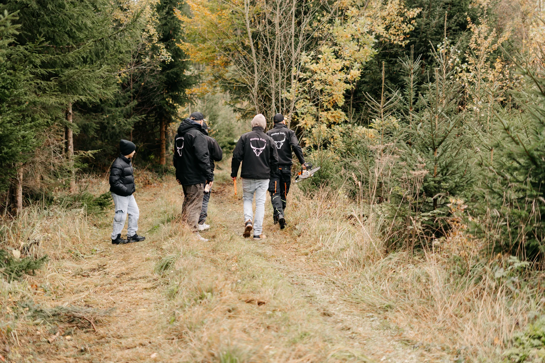 Mitglieder unterwegs zum Rutenbinden im Wald